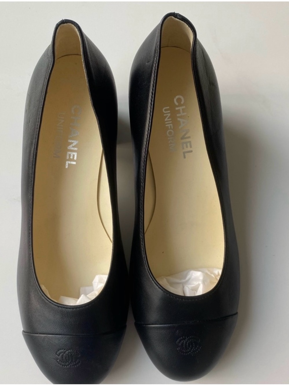 CHANEL Black Leather Round-Toe Ballet Flats with Embossed CC